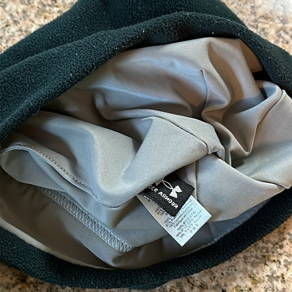 Dark green Under Armour toboggan with orange logo - Picture 2 of 3